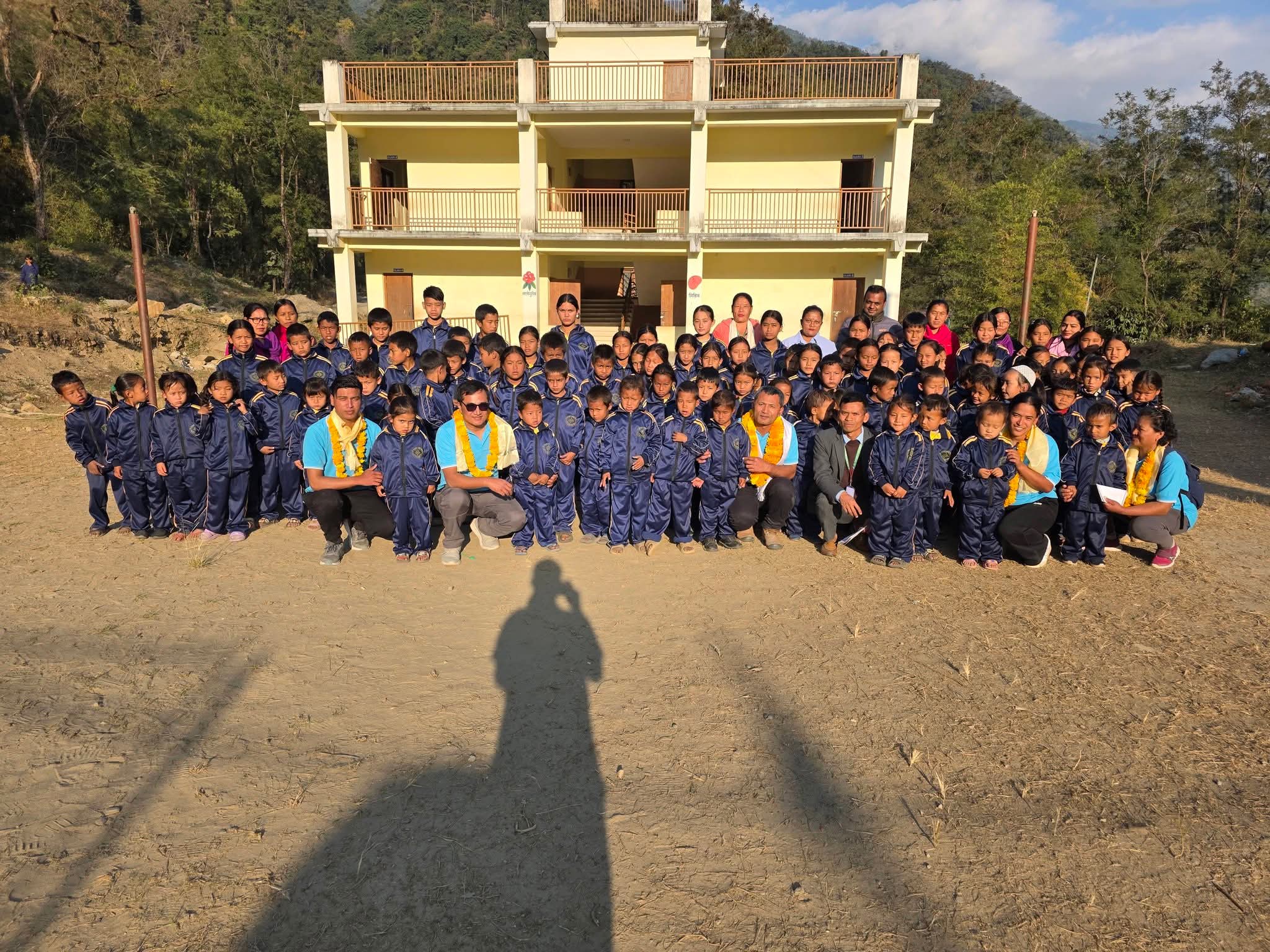 ​श्री बागमती आधारभूत विद्यालयमा शैक्षिक सामग्री तथा ट्र्याकसुट वितरण - Image 1